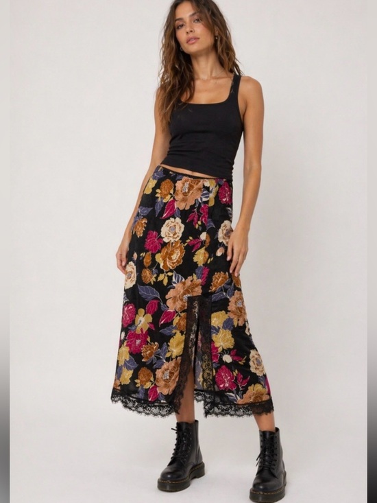 Band of the Free Dresses & Skirts - NWT Band of the Free Boho Floral skirt. Lace trim, black, red. Women’s size M.